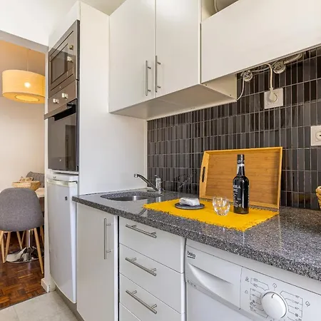 Flat With Balcony At Downtown By Farmers Market Апартаменты Фуншал
